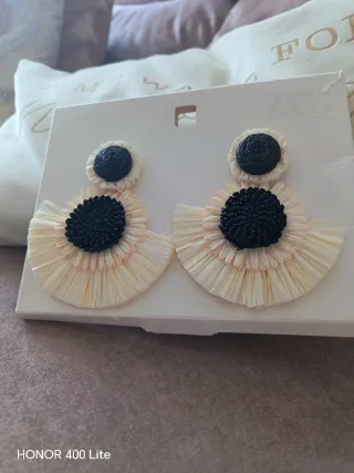 Pendientes Zara flor beige y negro