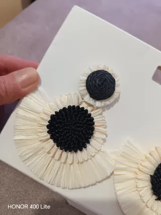 Pendientes Zara flor beige y negro