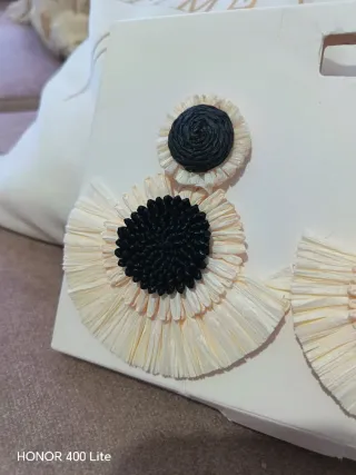 Pendientes Zara flor beige y negro