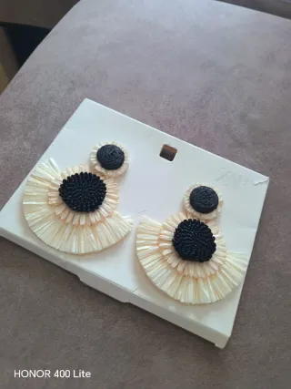 Pendientes Zara flor beige y negro