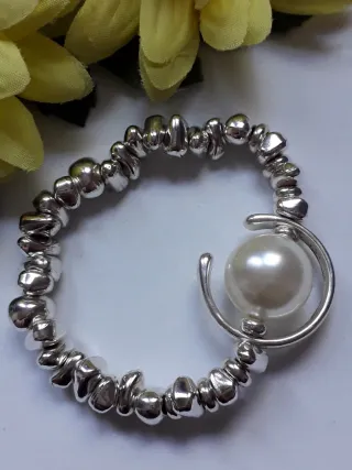 Pulsera elástica con perla acrílica.