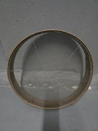 Colador de madera y malla