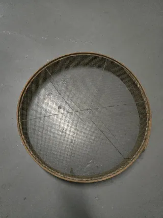 Colador de madera y malla