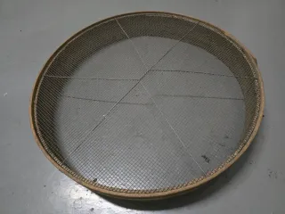 Colador de madera y malla