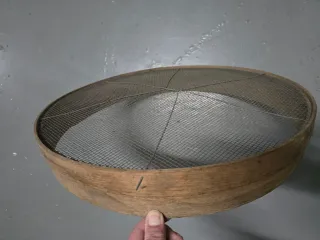 Colador de madera y malla