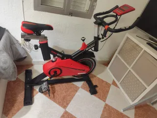 Bicicleta Estática Roja y Negra