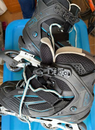 Patines Oxelo en línea negro y azul.