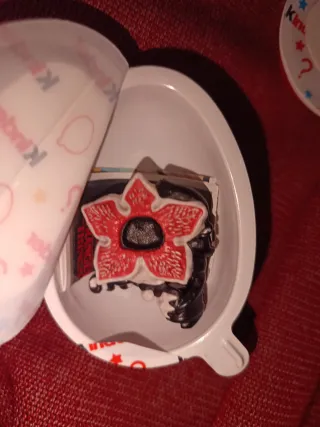 Muñeco Demogorgon negro con su embalse kinder joy.