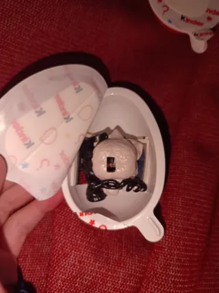 Muñeco Demogorgon negro con su embalse kinder joy.