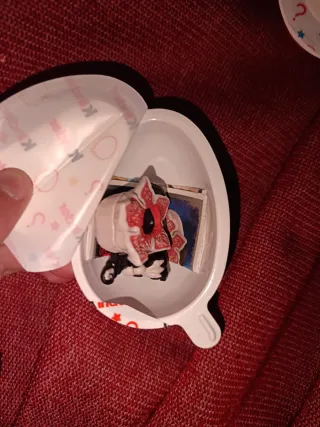 Muñeco Demogorgon negro con su embalse kinder joy.