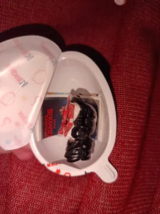 Muñeco Demogorgon negro con su embalse kinder joy.