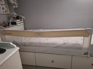 Barandilla de seguridad abatible para cama
