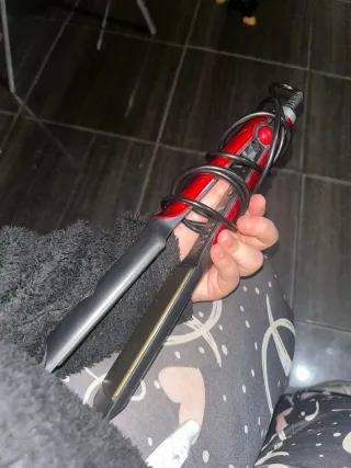 Plancha de pelo roja y negra