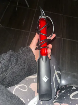 Plancha de pelo roja y negra