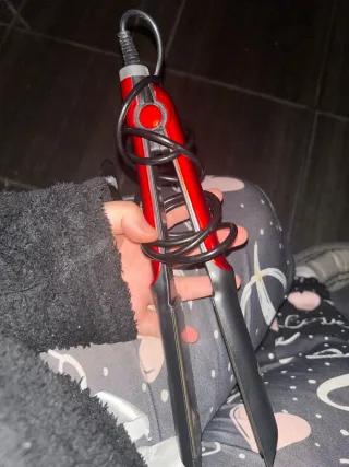 Plancha de pelo roja y negra