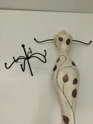 Colgador de bisutería de bambú con forma maniquí