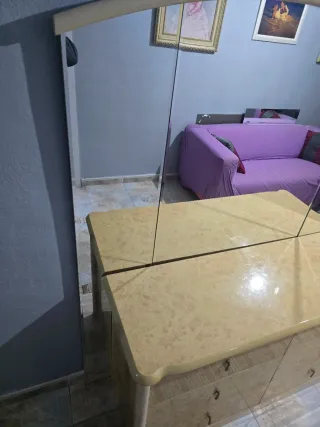 Cómoda con espejo y entrador