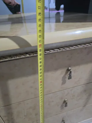 Cómoda con espejo y entrador