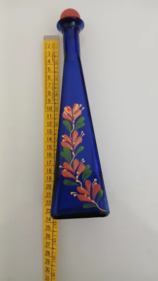 Bottiglietta blu con tappo rosso