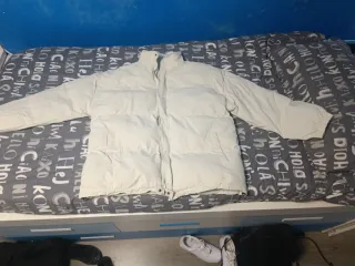 Plumífero beige talla 4XL. Con bolsillo interior.