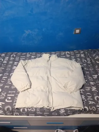 Plumífero beige talla 4XL. Con bolsillo interior.