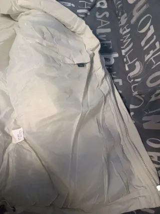 Plumífero beige talla 4XL. Con bolsillo interior.