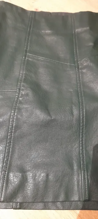 Minifalda efecto cuero verde