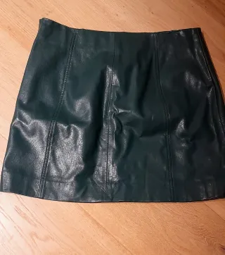 Minifalda efecto cuero verde