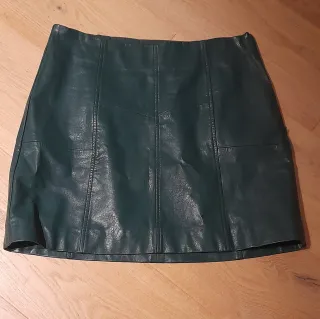 Minifalda efecto cuero verde