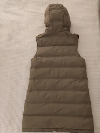 Chaleco Zara plumífero largo capucha beige