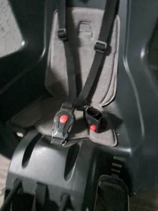 Silla infantil para bici poco uso. Casco de regalo