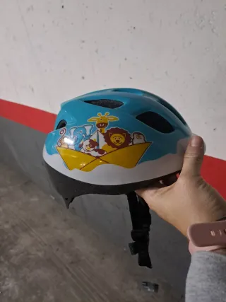 Silla infantil para bici poco uso. Casco de regalo