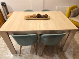 Mesa de comedor de madera