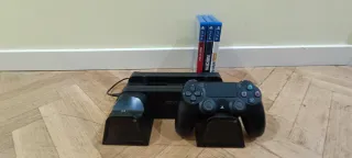 PS4 1TB + 1Mando + 2 Juegos + Soporte Multifunción