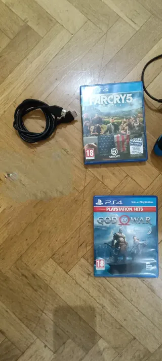 PS4 1TB + 1Mando + 2 Juegos + Soporte Multifunción