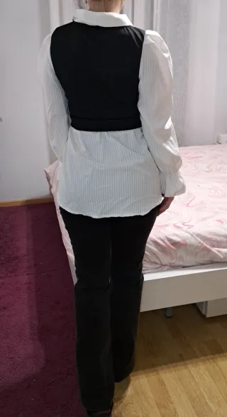 Blusa blanca con chaleco negro