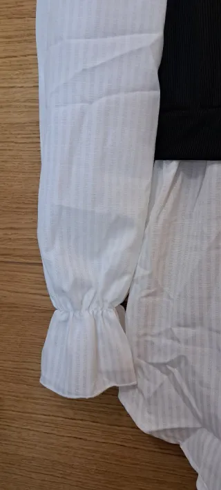 Blusa blanca con chaleco negro