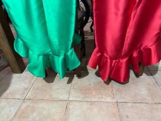 Falda verde y roja con volantes