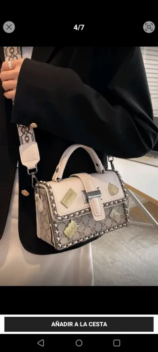 Bolso de mano beige con cadena