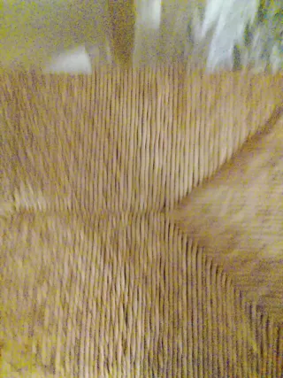 Banco de mimbre y madera