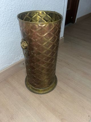 Paragüero de latón con león