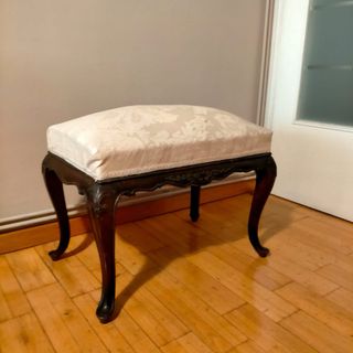 Banqueta acolchada de madera