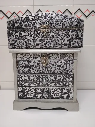 2 Cajas joyeros labradas plateadas