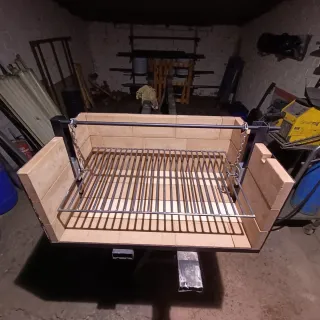 Barbacoa elevable de metal y terracota