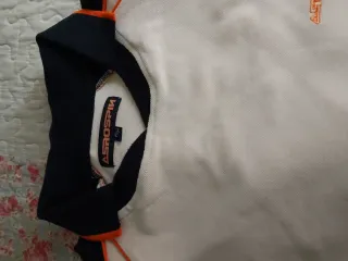 Camiseta AEROSPUN cuello polo blanco y naranja
