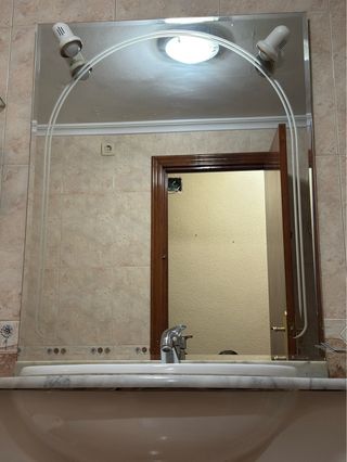 Mueble baño con lavabo y espejo
