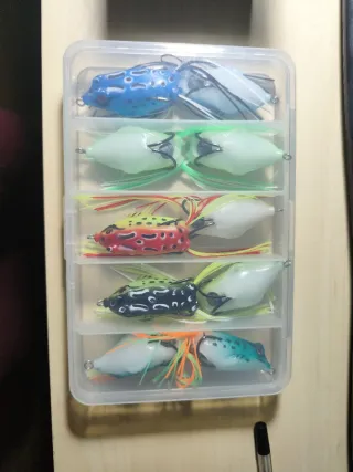 Lote señuelos pesca tipo rana. 500 metros