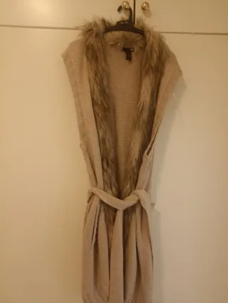 Chaleco largo con pelo beige