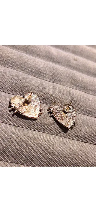 Orecchini a forma di cuore rossi con bordo dorato