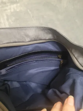 Bolso gris con detalle colgado en el lateral